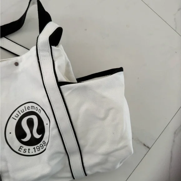 Lululemon Tote Bag 20L - Picture 3 of 4